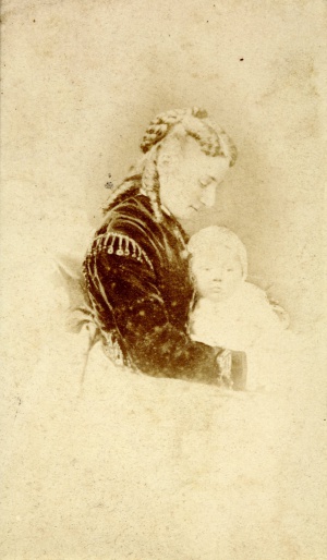 Paul Otlet, bébé, dans les bras de sa mère Marie Van Mons.jpg